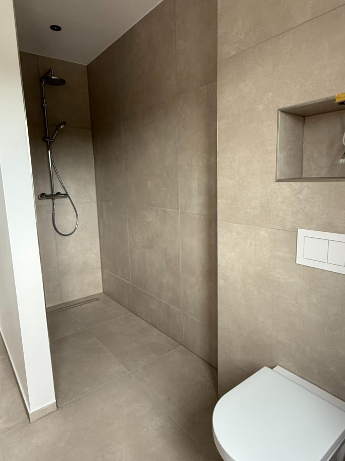 Badezimmer Innenausstattung 24/25