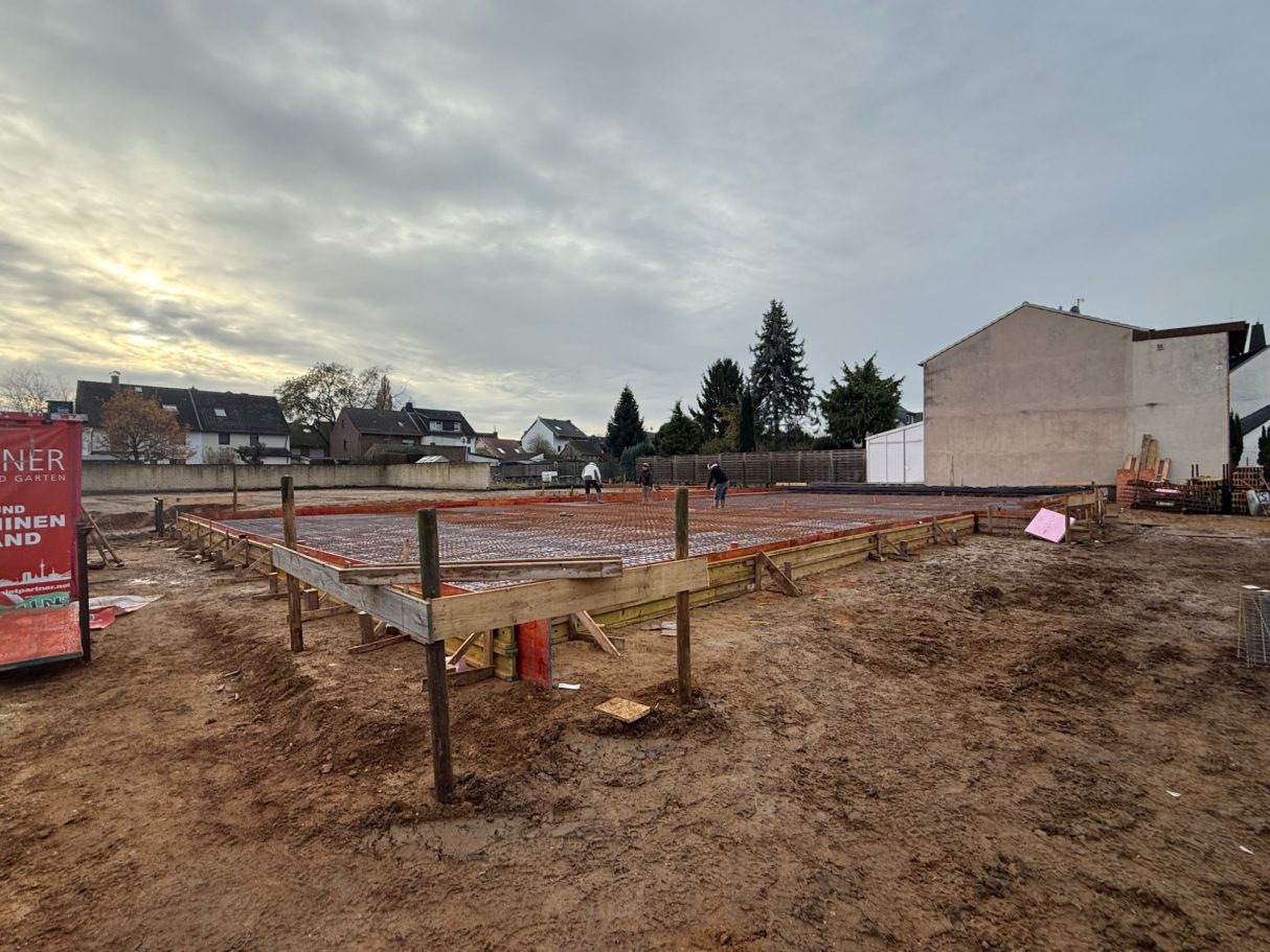 Die Bodenplatte wird gegossen